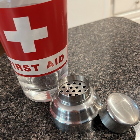 First Aid cocktail shaker - Picture 6 of 7